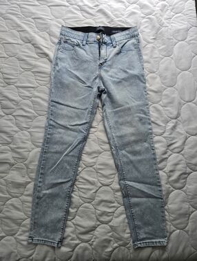 Light Wash Women’s Mid-rise Skinny Jeans